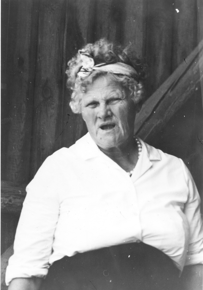 Signe Svensson ("Oro-Signe"), maka till August Svensson ("Jycke"), känd skogskarl och jägare.