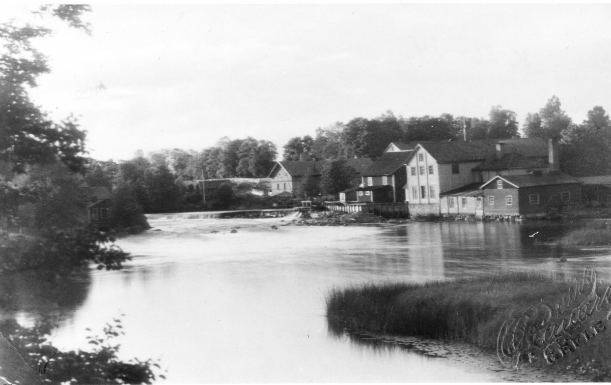 Östanbäck,
Från vänster till höger syns Herrgårds ladugård, en trösklada (brann omkring 1924) samt ullspinneriet.
Vykortsfoto G Reimers, Gefle,