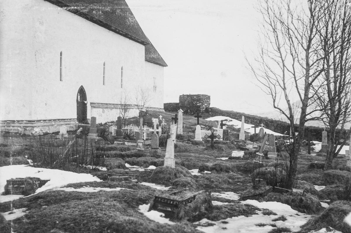 Parti av kirkegården sør for Trondeneskirka.