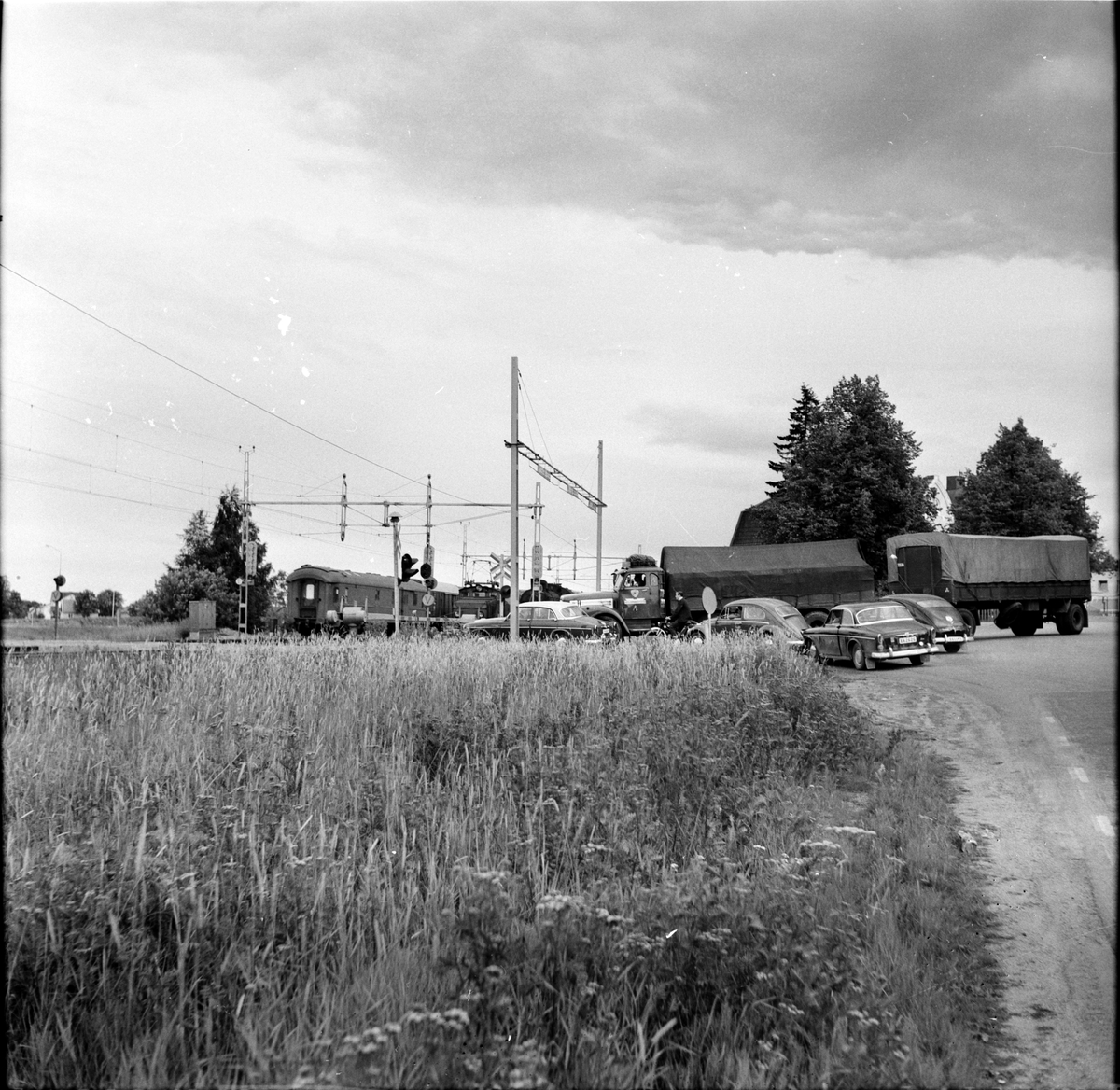 Jrnvägskorsning vid Säversta, 8 Juli 1966. På bilden en Volvo Amazon och en Volvo PV544.