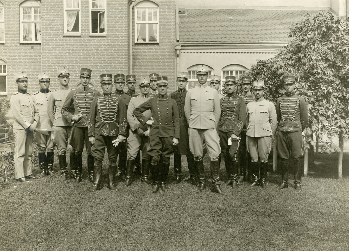 Grupp av officerare med major Göran Gyllenstierna och generallöjtnant Reinhold Gustaf Edvard Moore von Rosen.