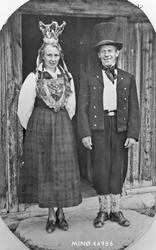 Mathilde Sandtrøen og Bjarne Bakke er brudepar i et opptog i