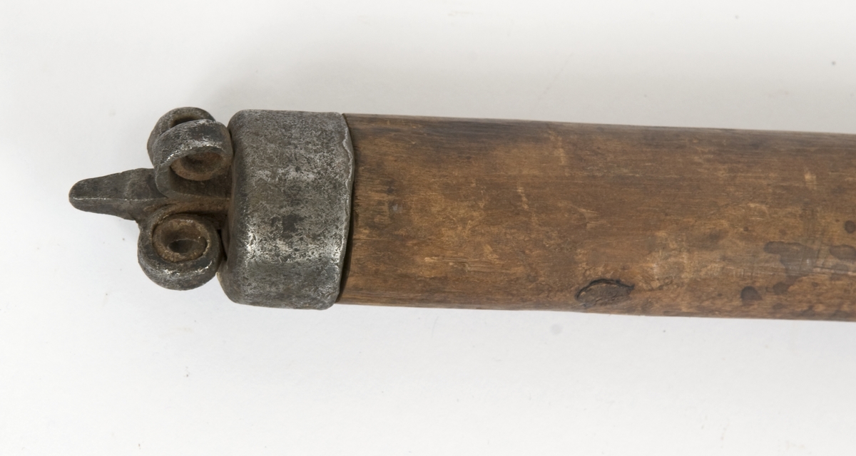 Asymmetrisk blad med lang øvre spiss og kortere nedre spiss. Bladet er klieformet. med avtrapping fra øksehammeren på den forsiden. Øksen har punslet dekor på begge sider. Øksen er merket med årstall 1653 og seks smedmerker på utsiden.
Øksehammeren har skaftehull
Ikke originalt, men gammelt skaft.Skaftet har doppsko med pigg og4 fliker
Skaftet er svakt krummet.