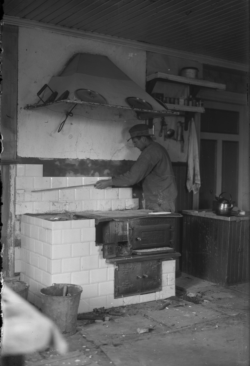 Murare, reparation i Dahlstedts kök.