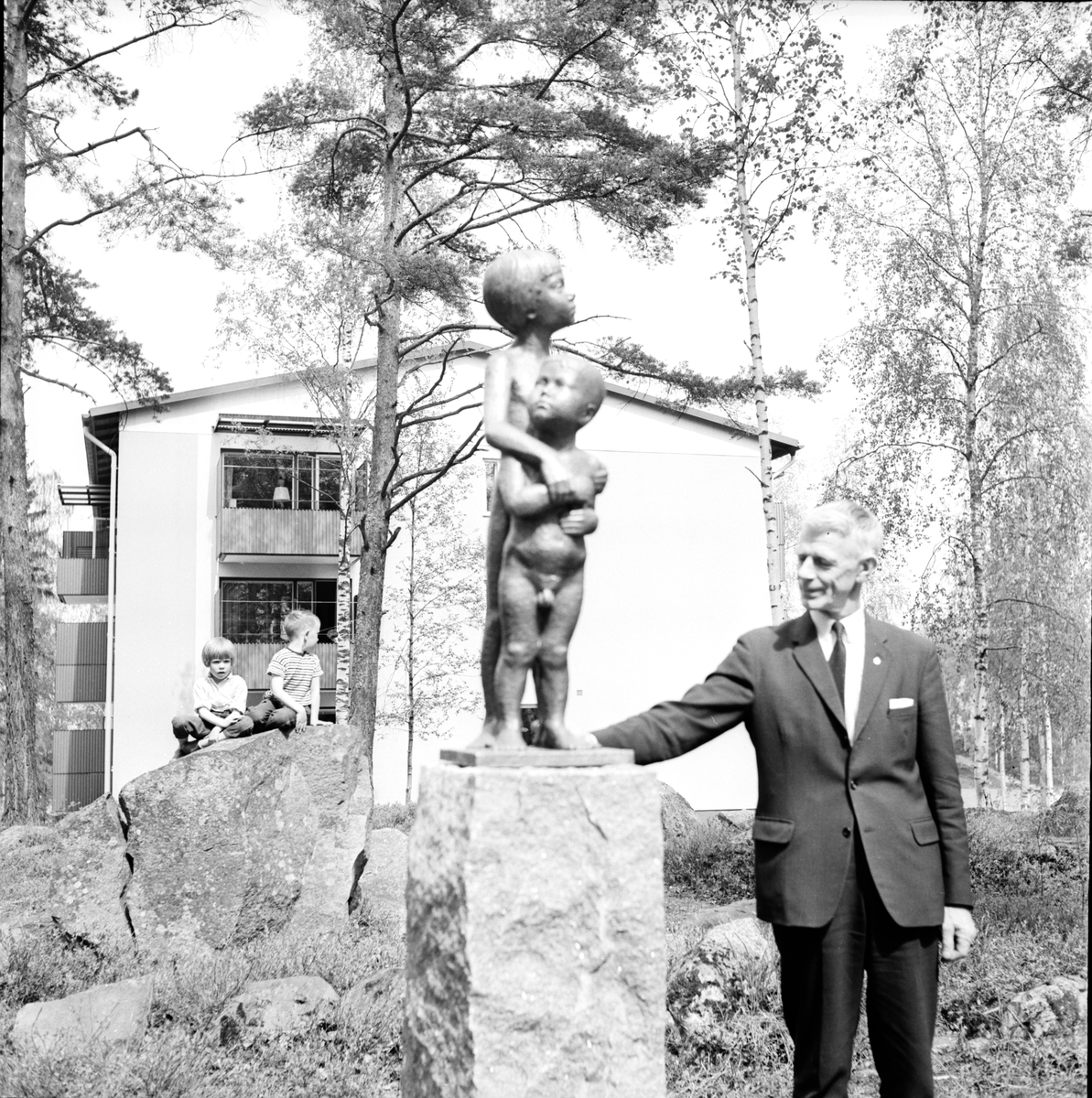 Per Nilsson-Öst. Skultur vid blomsterkransen.
31/5-1967