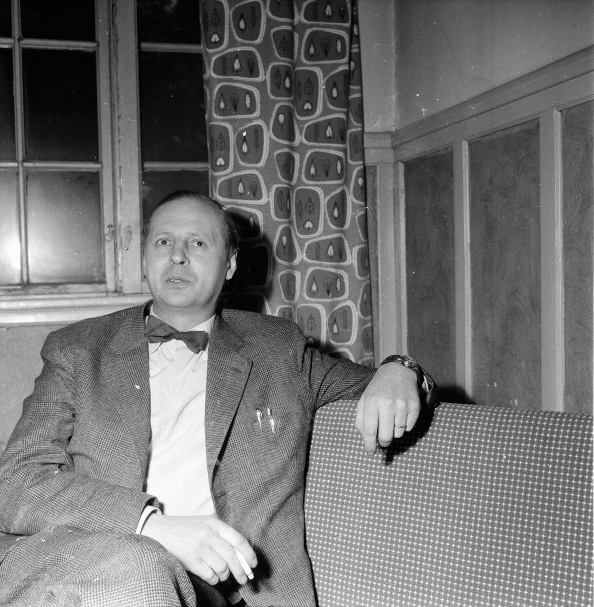 Man i soffa, Furudal,
Orenappet gör upp,
22 Febr 1959