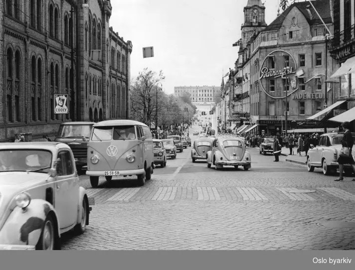Trafikken i Karl Johans gate ved Stortinget og Stortings plass mot Slottet. Fotografen står på Egertorget.