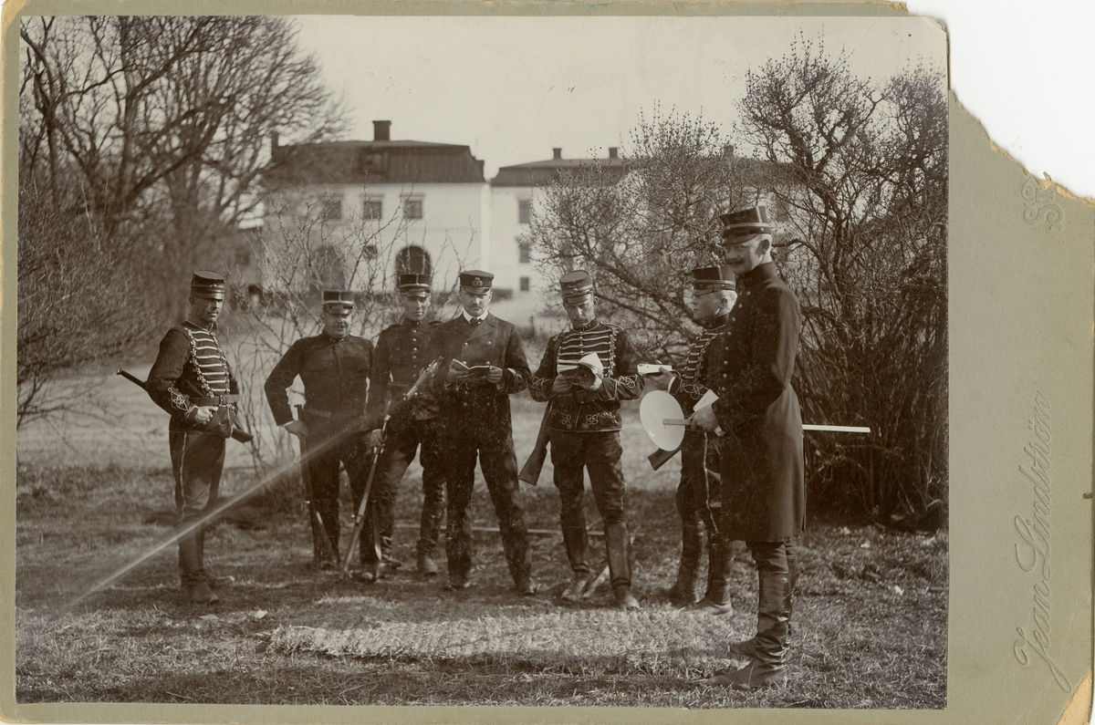 Officerare vid Infanteriets skjutskolan under övning, Rosersberg.