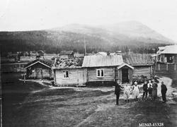 Mennesker foran bolighus på Midt-Øyen, Folldal
Eldhuset på 