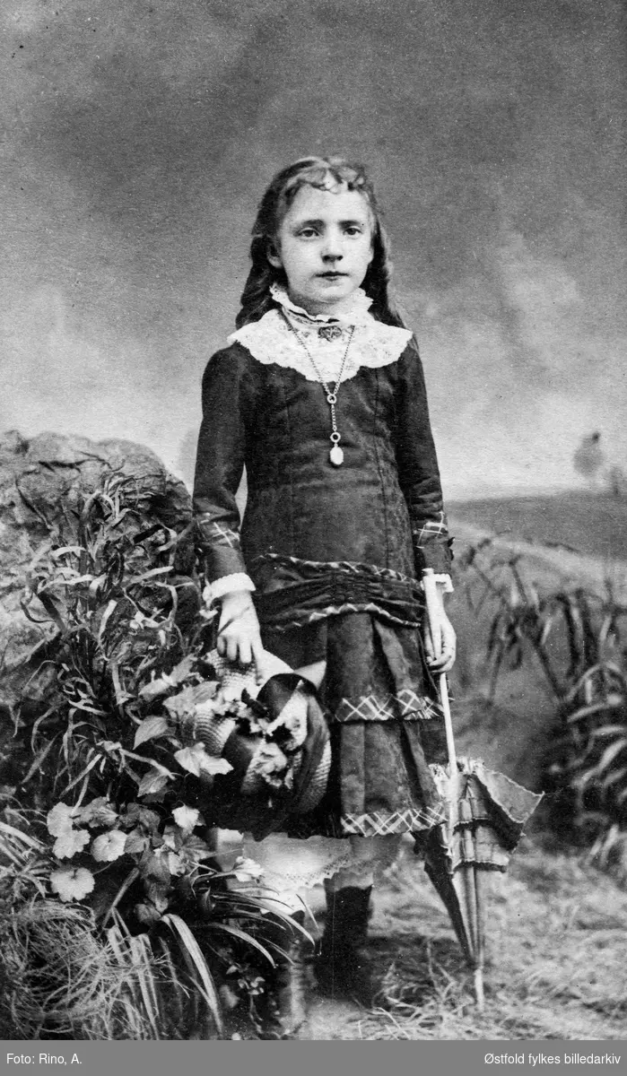 Portrett av ukjent jente,visittkort, ca. 1880- 1890.