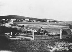 Gardsbruk. Bildet er teke frå N. Sivilhaugen. Frå ventre: Ne