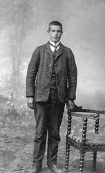 Portrett i atelier av ukjent mann, visittkort, ca. 1900- 191