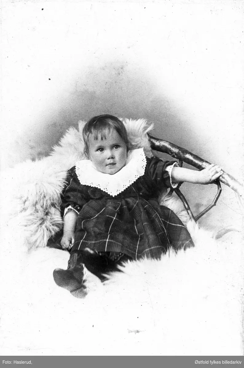 Portrett av liggende ukjent barn, visittkort, ca. 1900- 1910.