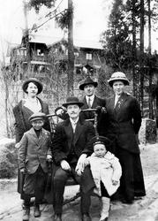 Postkort med Johann Hoff og Anna (Lyshaug) Hoff med familie 