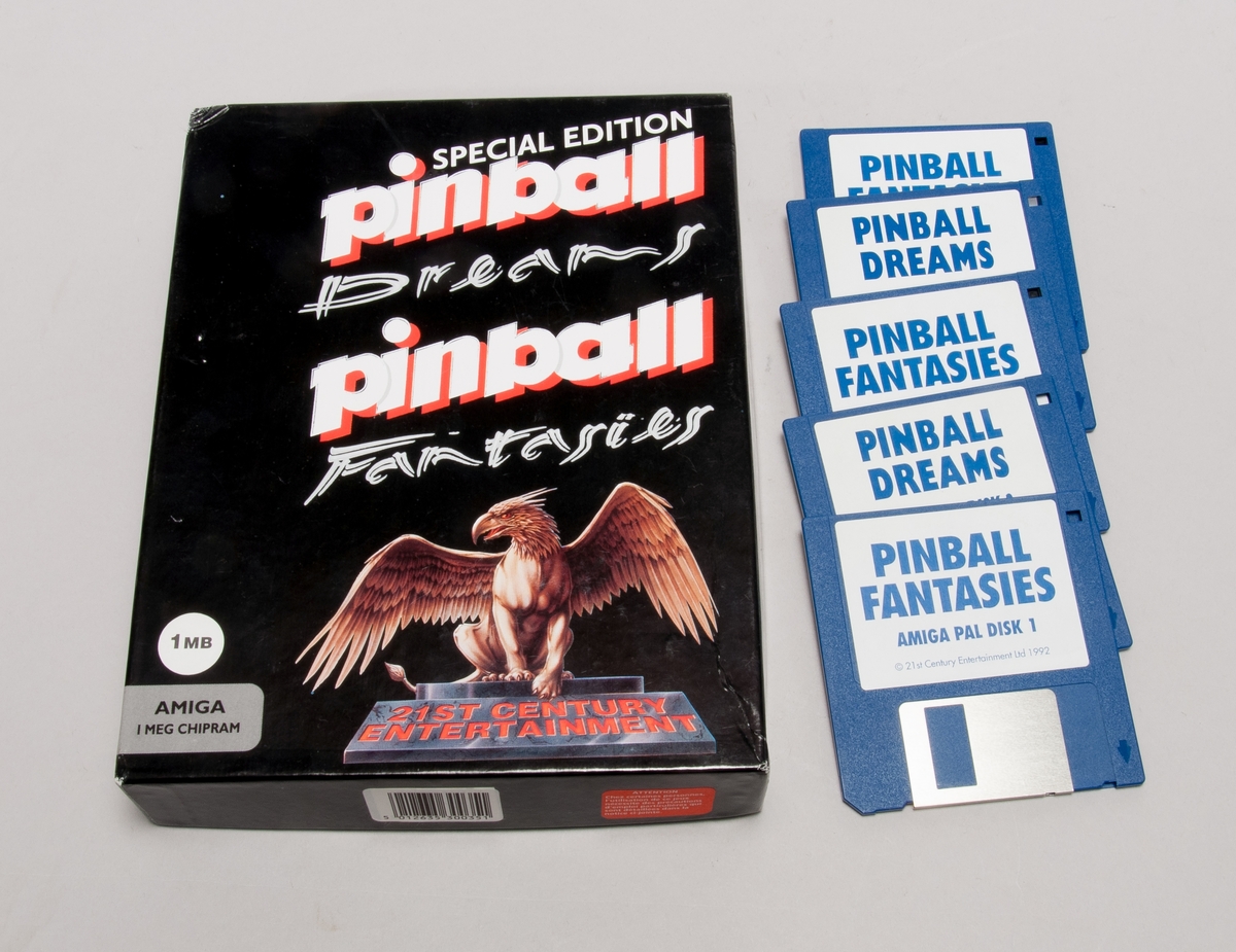Dataspel Pinball Dreams/Pinball Fantasies från Digital Illusions, i originalförpackning med disketter och bruksanvisning.

Två disketter Pinball Dreams för Amiga Pal, tre disketter Pinball Fantasies