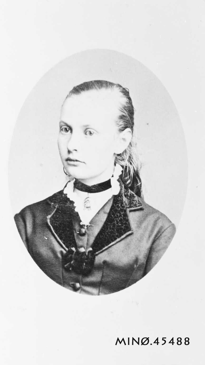 Portrett av kvinne. Solheim. Marie Aas f. 1866, datter av hytteskriver Fritz Emil Aas