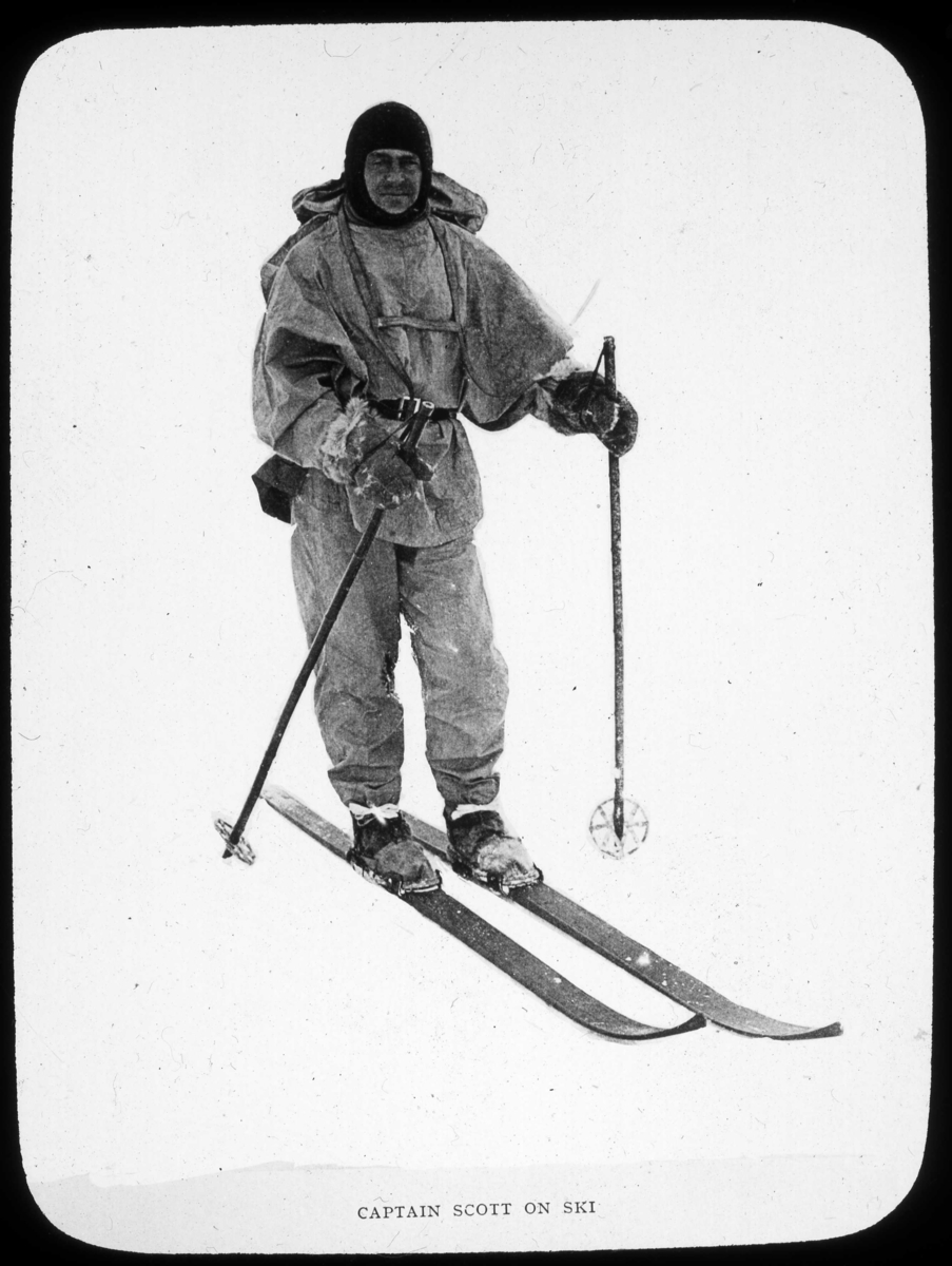 Diapositiv med R F Scott på skidor i Antarktis.