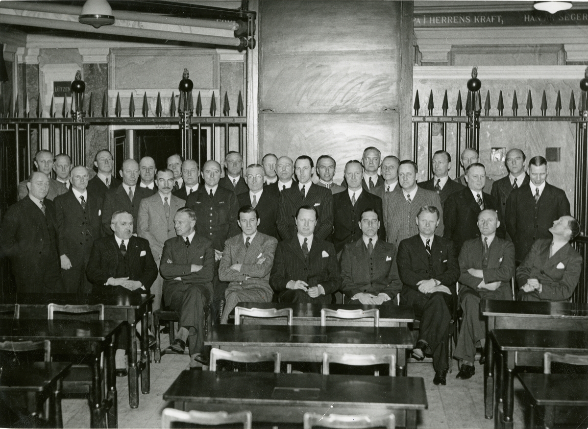 Grupporträtt av 1912 års kurs deltagare på Krigsskolan Karlberg samlad 1937.