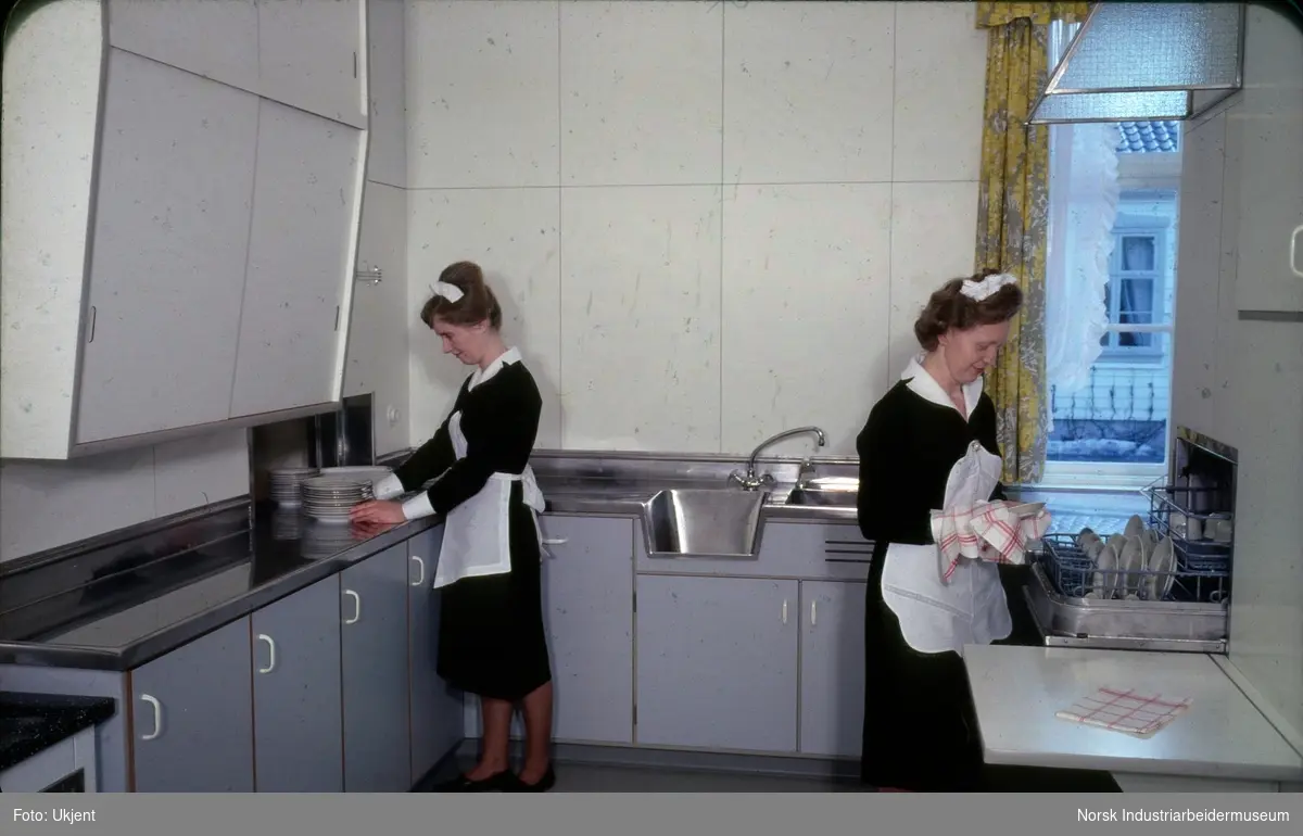 Bilder av respatex i admini. Kjøkken, oppvasksiden med damer.