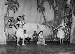 Skjønne Tahiti? Ballettscene i revyoppsetting i Kristiansund