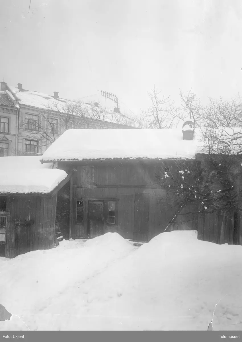 Bygård med skader etter stort snøfall