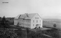 «Undervisningsbygningen på Storhove.»