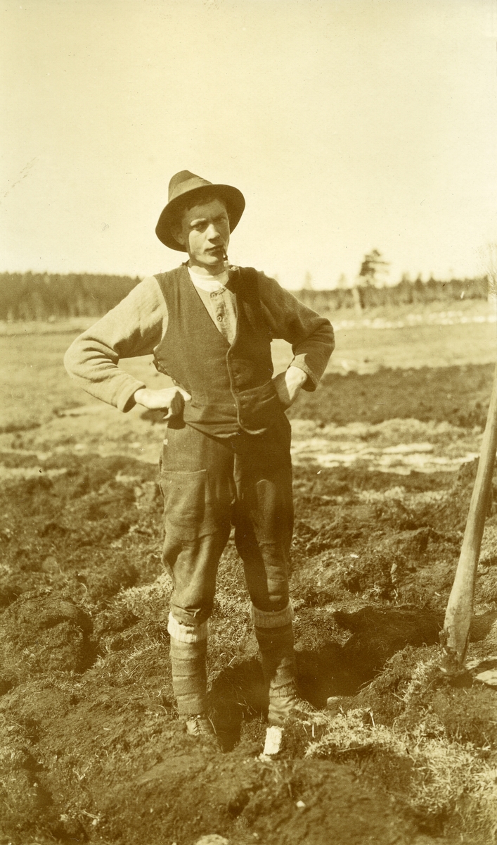 En mann i åker. Kallberg, Grønberget. Otto Granli (20/10 1896 - 14/3 1930).