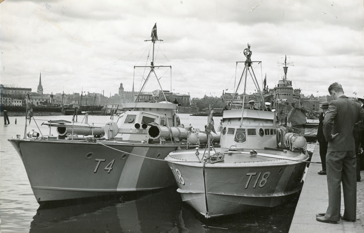 Motortorpedbåtarna T 4 och T 18 i Stockholm, Strandsvägskajen.