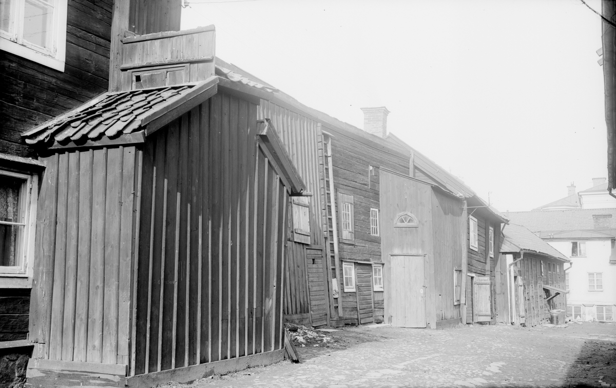 Gårdsinteriör från Platensgatan 4 i Linköping. Vy från sydost. Dokumenterad av Östergötlands museum inför rivning 1927.