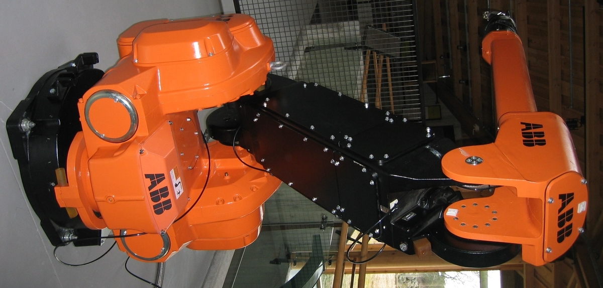Elektrisk robot som består av styreskap, pendant og manipulator.
