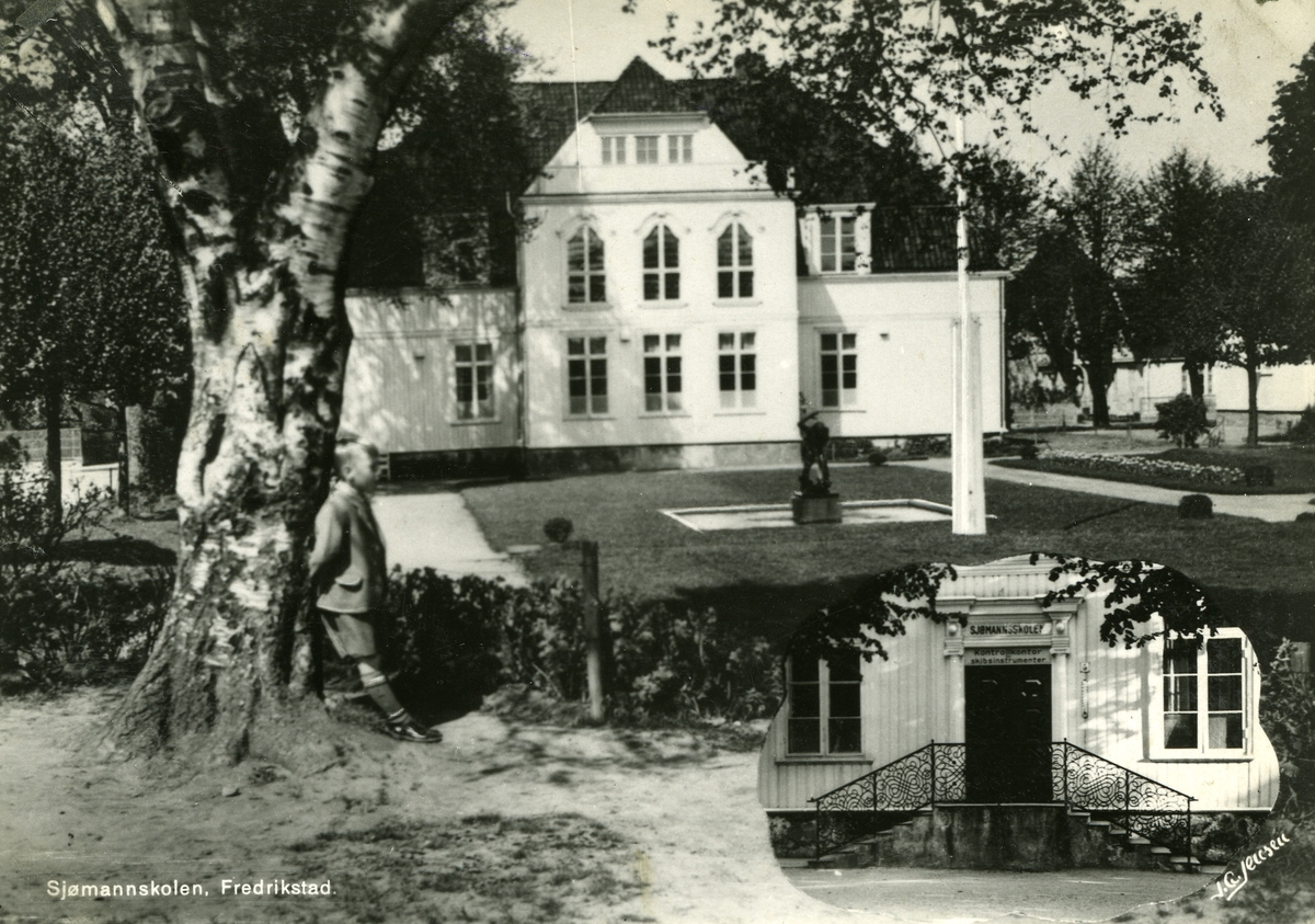 Fredrikstad. Vestsiden. Cicignon. Fredrikstad Sjømannskole (Sjømannsskolen), Fredrikstad Navigasjonsskole, Ferjestedsveien 5, Cicignonparken (Sjømannsparken). Parken anlagt i 1918. Waldemar S. Dahl: "Paralleller og diagonaler", - Bildet av inngangen mot Ferjestedsveien. Ferjestedsveien 5  ble bygd av Andreas Bing i 1856, men ble senere overtatt av trelastgrosserer Halvor Bjørnebye. Hans arvinger solgte i 1915 til kommunen. som innredet kontorlokaler og formannskapssal i bygningen. Da kommuneadministrasjonen flyttet til Lykkeberg tidlig på 1930-tallet, overtok Fredrikstad Sømandsskole lokalene. Da skoleln flyttet ut av Ferjestedsveien 5 i 1980, flyttet kommunens kulturkontor inn. Fra 1991 har Østfold kunstnersenter  holdt til i bygningen.  Fredrikstad Kunstforenningen flyttet inn i sidebygnningen i 2009. Huset hadde da siden 1983 vært bolig for residerende kapellan i Domkirken menighet. (Kilde: Gatelangs)
Postkort: J. G. Jensen