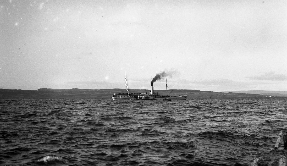 Dampbåt, sansynligvis Skibladner, utenfor Kapp ca. 1920.