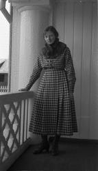 En serie på 6 bilder med uidentifiserte personer, tydeligvis