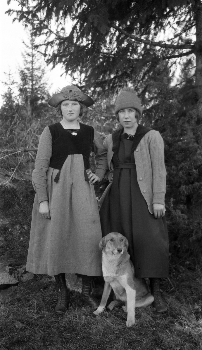 En serie på sju bilder av fire uidentifiserte personer, to kvinner og to menn. På det første bildet alle fire sammen, ellers to-og-to eller enkeltvis.