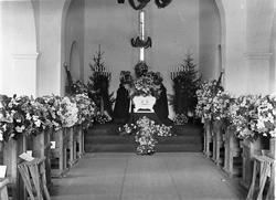 Begravelse. Fem bilder hvorav ett inne i gravkapellet i Hoff