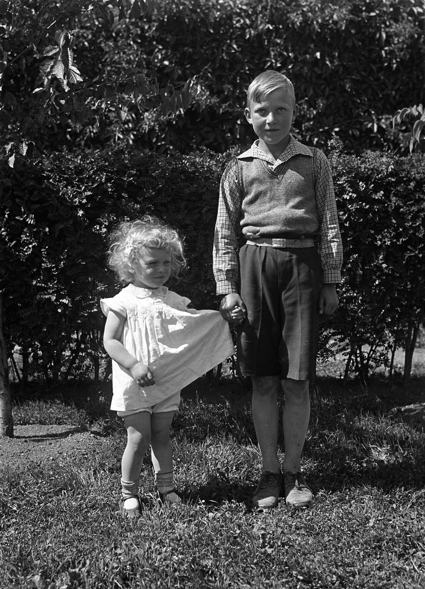 David Seierstad (bilde 2 og 3) og to av hans barnebarn: Helene Johanson og David Kristian Seierstad.