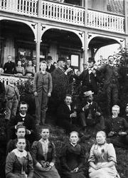 To avfotograferte bilder av en rekke uidentifiserte personer