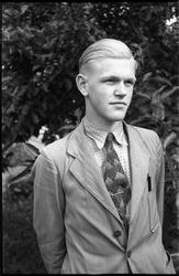 Portrett av Torbjørn Lindstad fra Lena, Ø.Toten. Fem bilder 