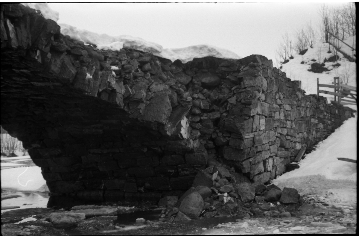Håjen Bru ved Lena, Ø.Toten. Serie på 5 bilder fra 1937, muligens i forbindelse med en skade på brua.
Totens Blad avsa i april 1937 nærmest dødsdom over brua pga. forsømt vedlikehold over flere år, men den står fortsatt i 2020.