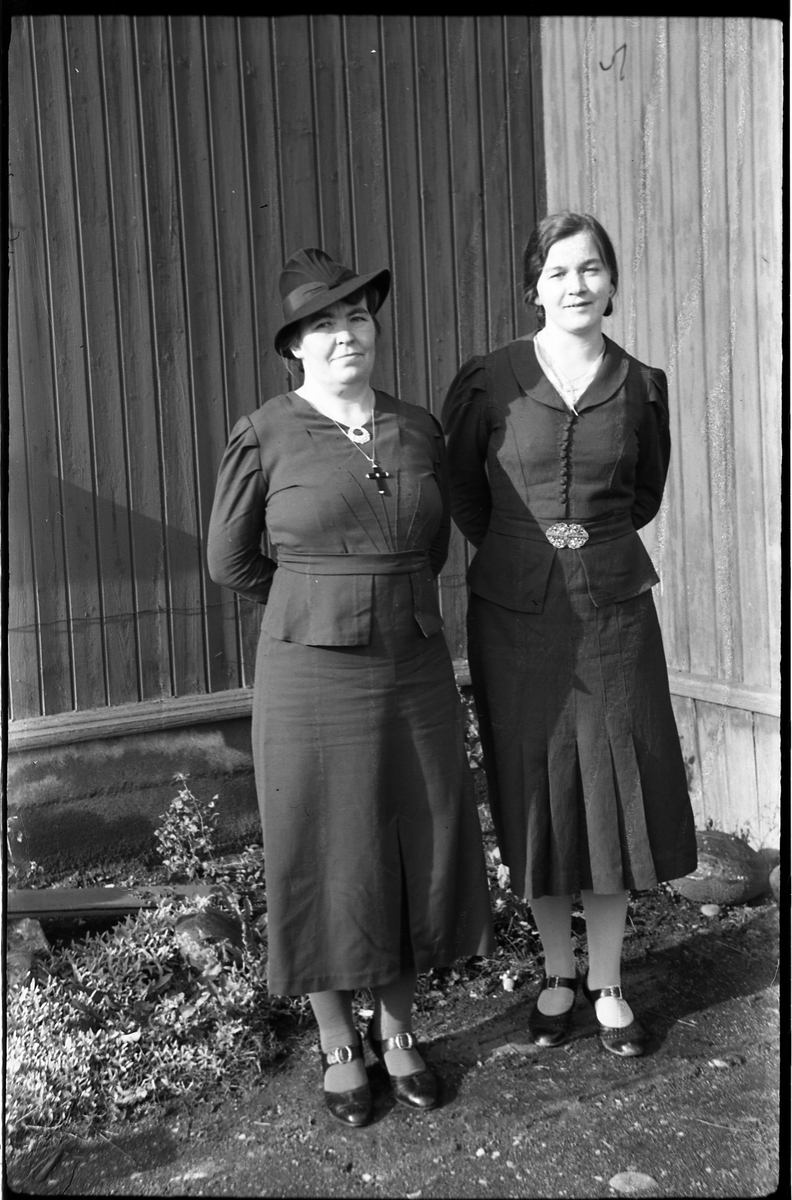 Ifølge fotografens notat Valborg Sundby og Berta Kloppen. Nærmere identitet ukjent, likeså hvem er hvem på de fire bildene.