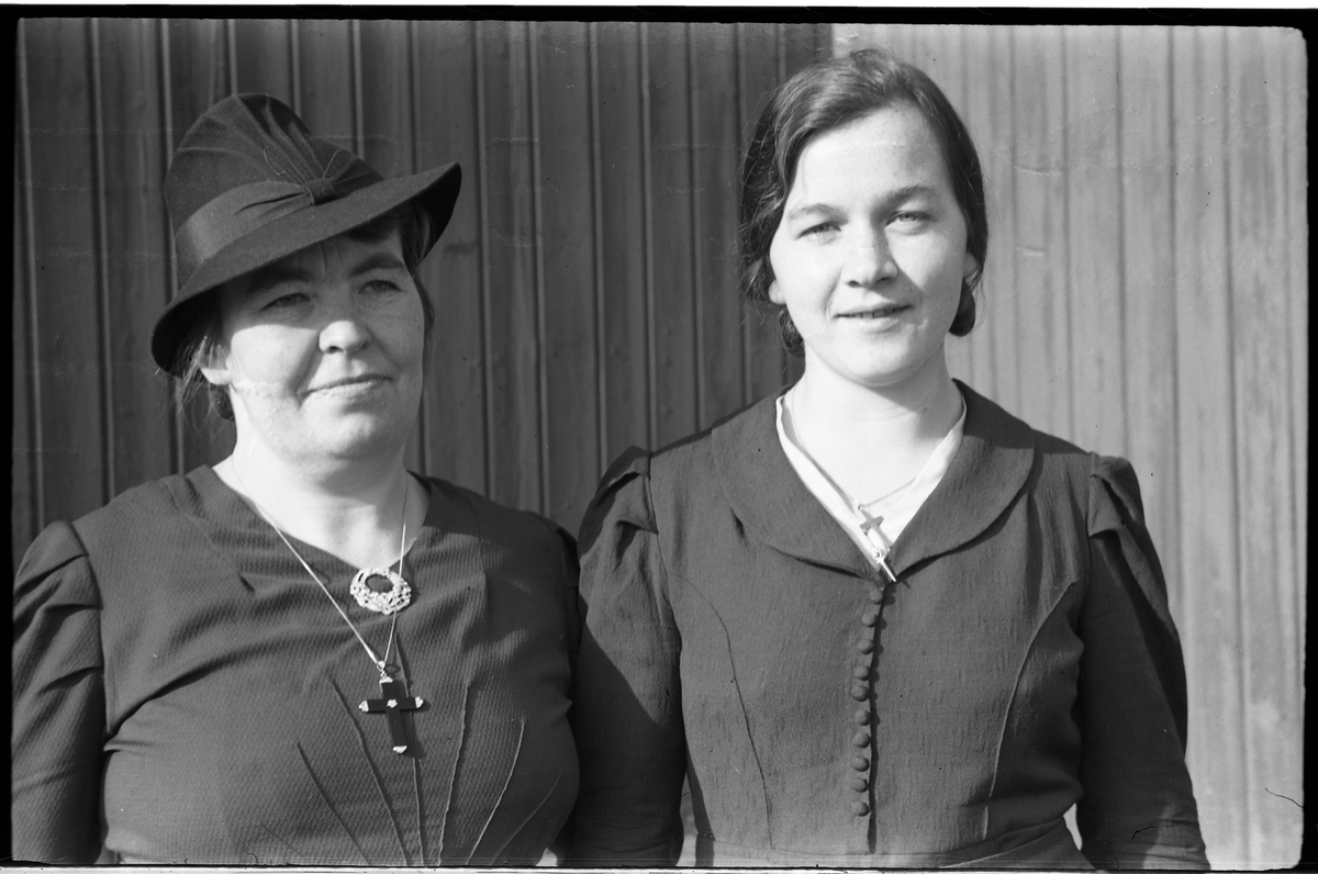 Ifølge fotografens notat Valborg Sundby og Berta Kloppen. Nærmere identitet ukjent, likeså hvem er hvem på de fire bildene.