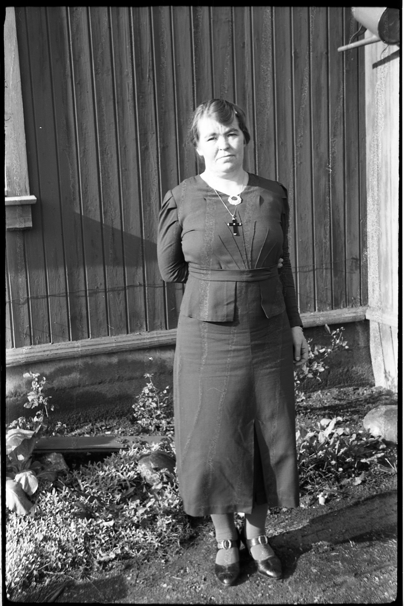 Ifølge fotografens notat Valborg Sundby og Berta Kloppen. Nærmere identitet ukjent, likeså hvem er hvem på de fire bildene.