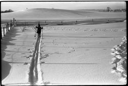 Sigrun Røisli på ski i hagen hjemme på Odberg, Kraby i Østre