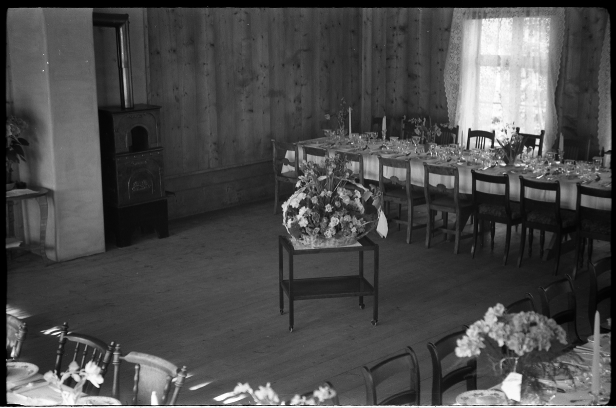 Dekket til festmiddag. Iflg. fotografens notat på "Kraby", trolig da gården Kraby østre. Serie på 10 bilder.