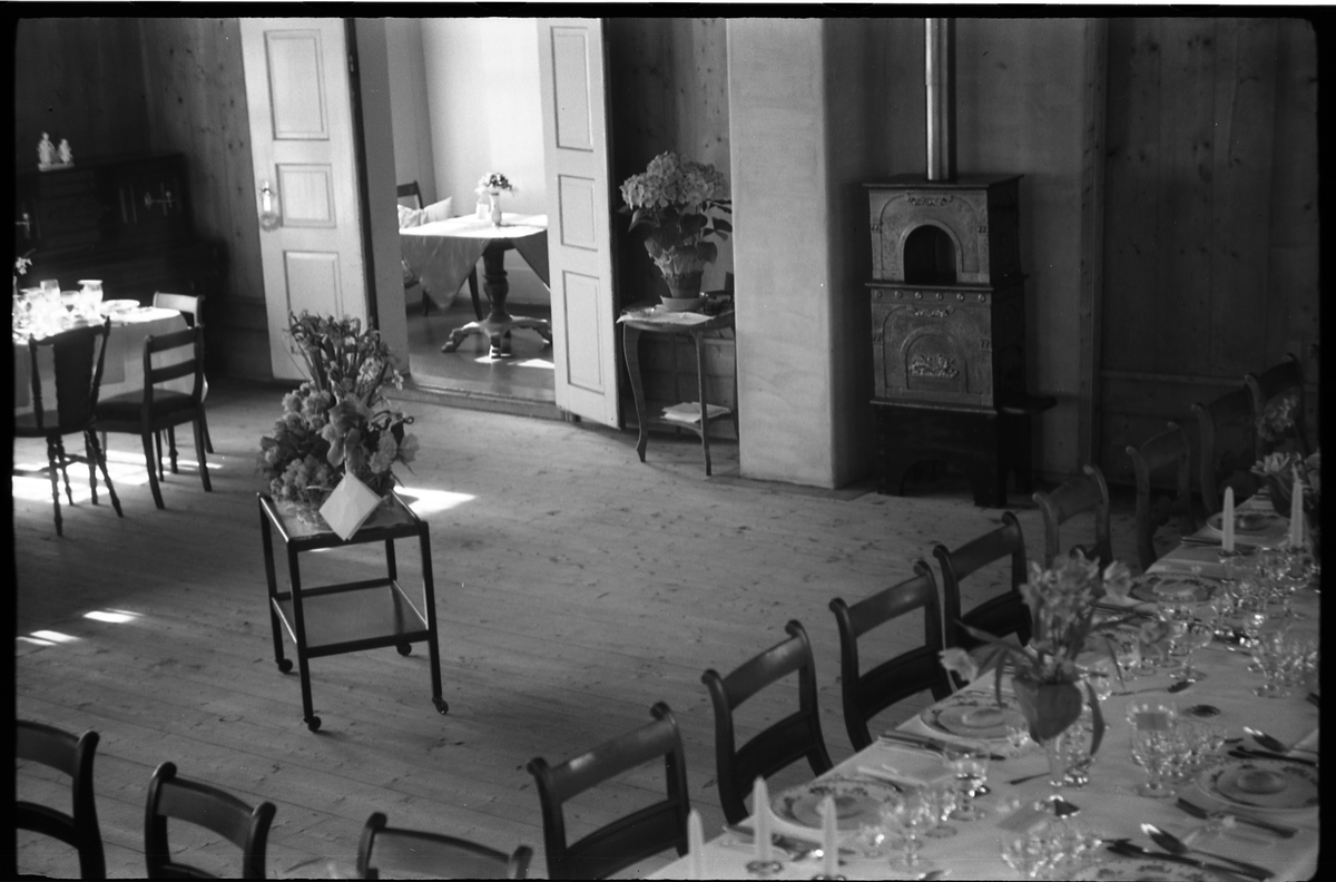 Dekket til festmiddag. Iflg. fotografens notat på "Kraby", trolig da gården Kraby østre. Serie på 10 bilder.