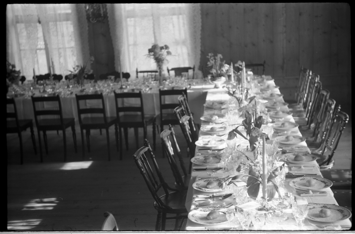 Dekket til festmiddag. Iflg. fotografens notat på "Kraby", trolig da gården Kraby østre. Serie på 10 bilder.