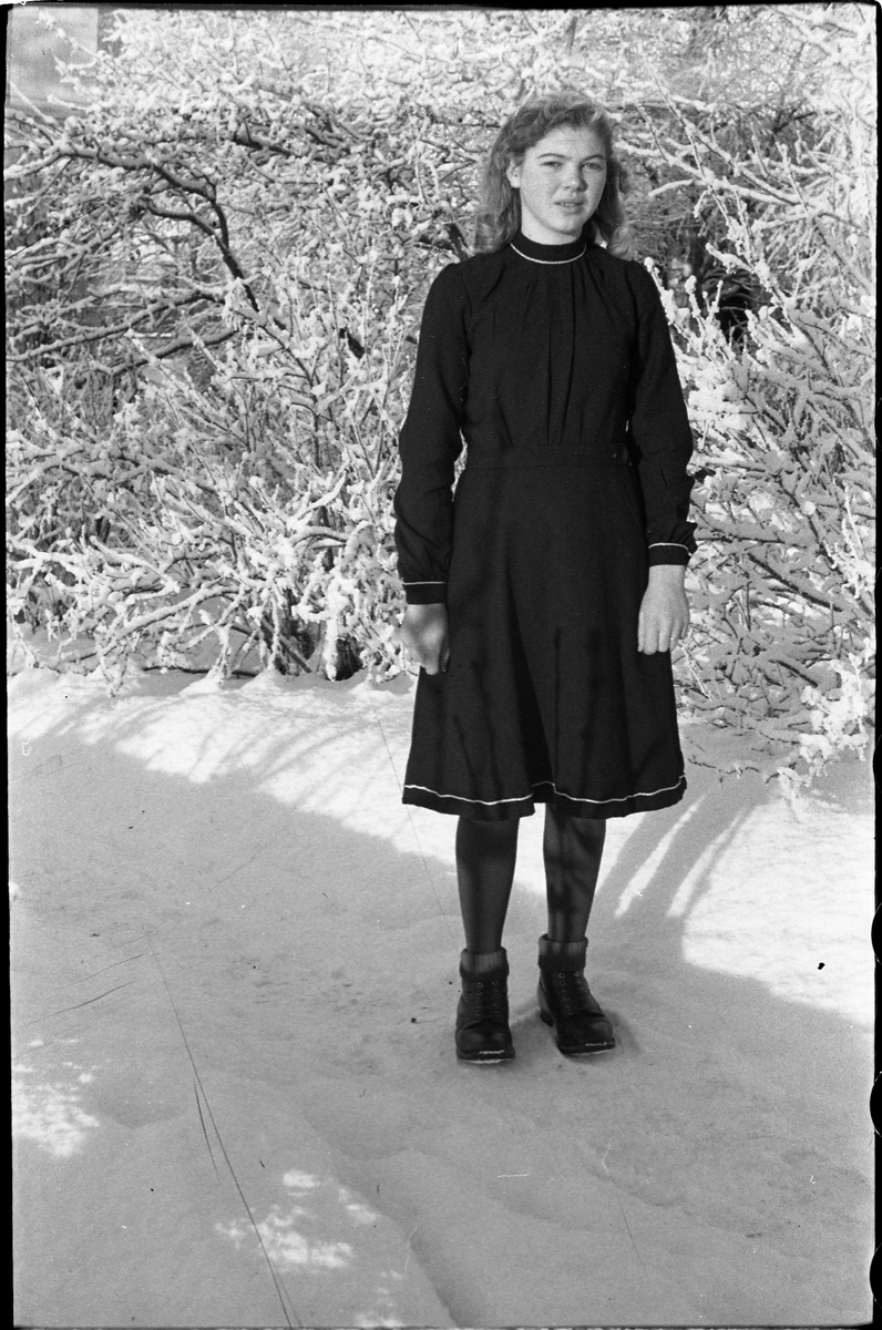 Portrett av ung kvinne. Fotografen har skrevet: "Hedvik Berg". Nærmere identifikasjon foreligger ikke.