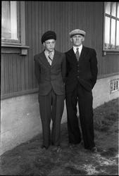 To uidentifiserte mannspersoner i helfigur. Tre bilder der d