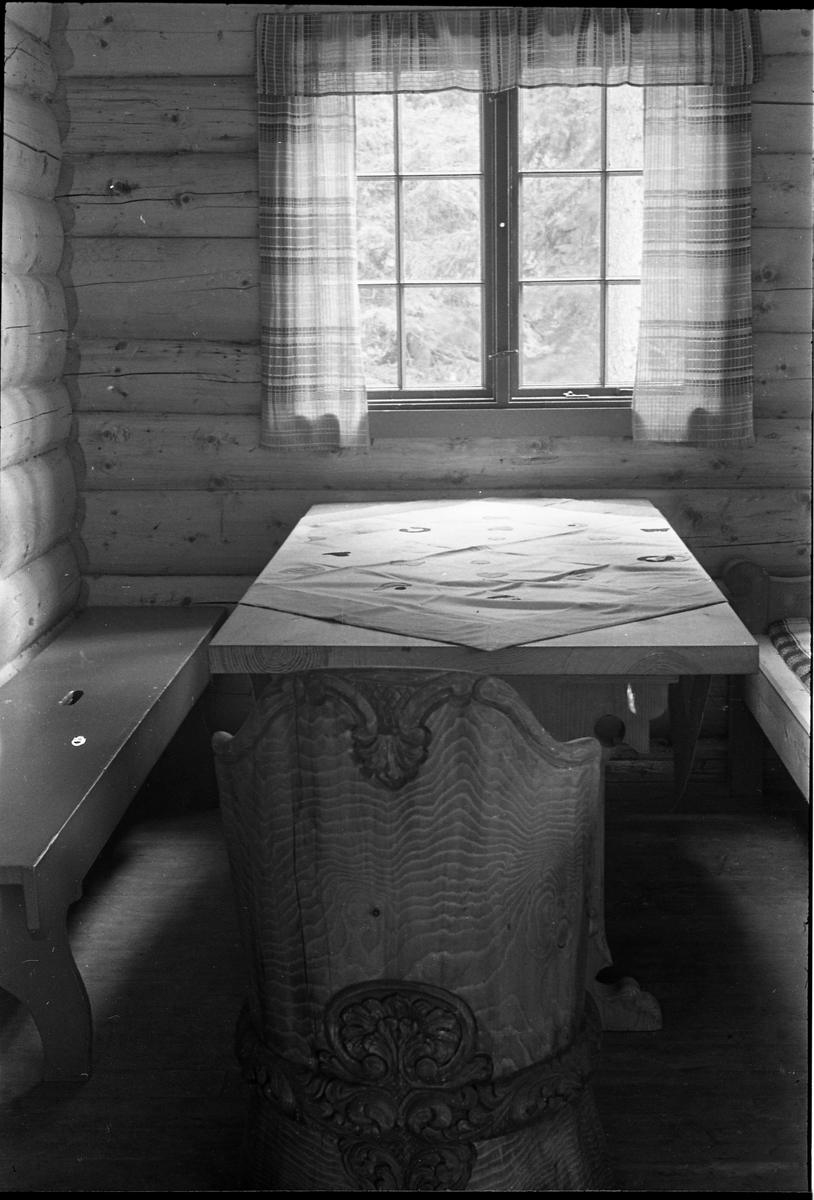 Interiørbilder fra sogneprest Holes hytte ved Skjeppsjøen på Totenåsen. Serie på 14 bilder.