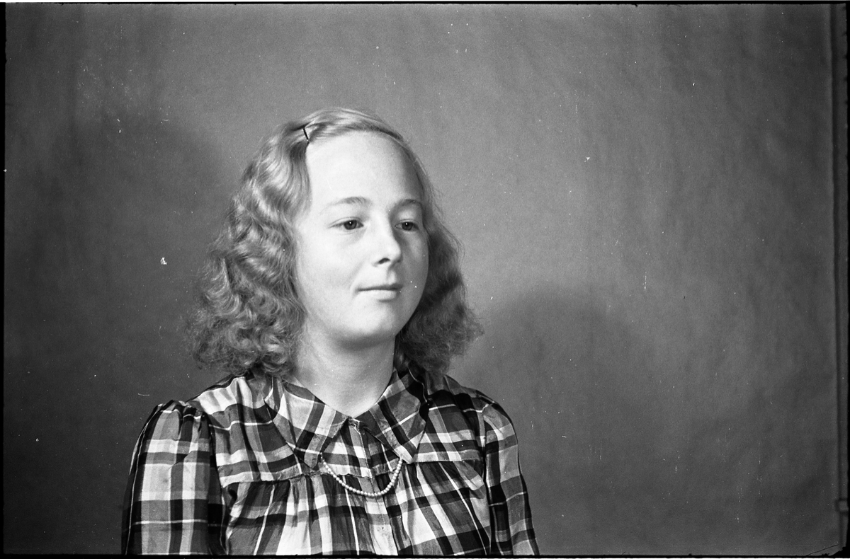 Lilly (til høyre bilde 1) og Karine Glommen. Fem portretter hvorav 1 og 5 viser de to sammen.